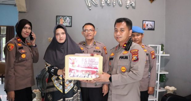 Polres Kampar Peduli, Dua Anggota di Jenguk Waka Polres Kampar
